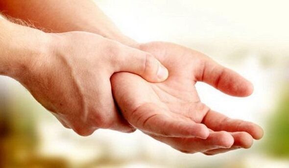 Hände der Hand mit zervikaler Osteochondrose