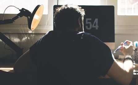 Eine falsche Sitzposition ist die Ursache für die Entstehung einer Osteochondrose